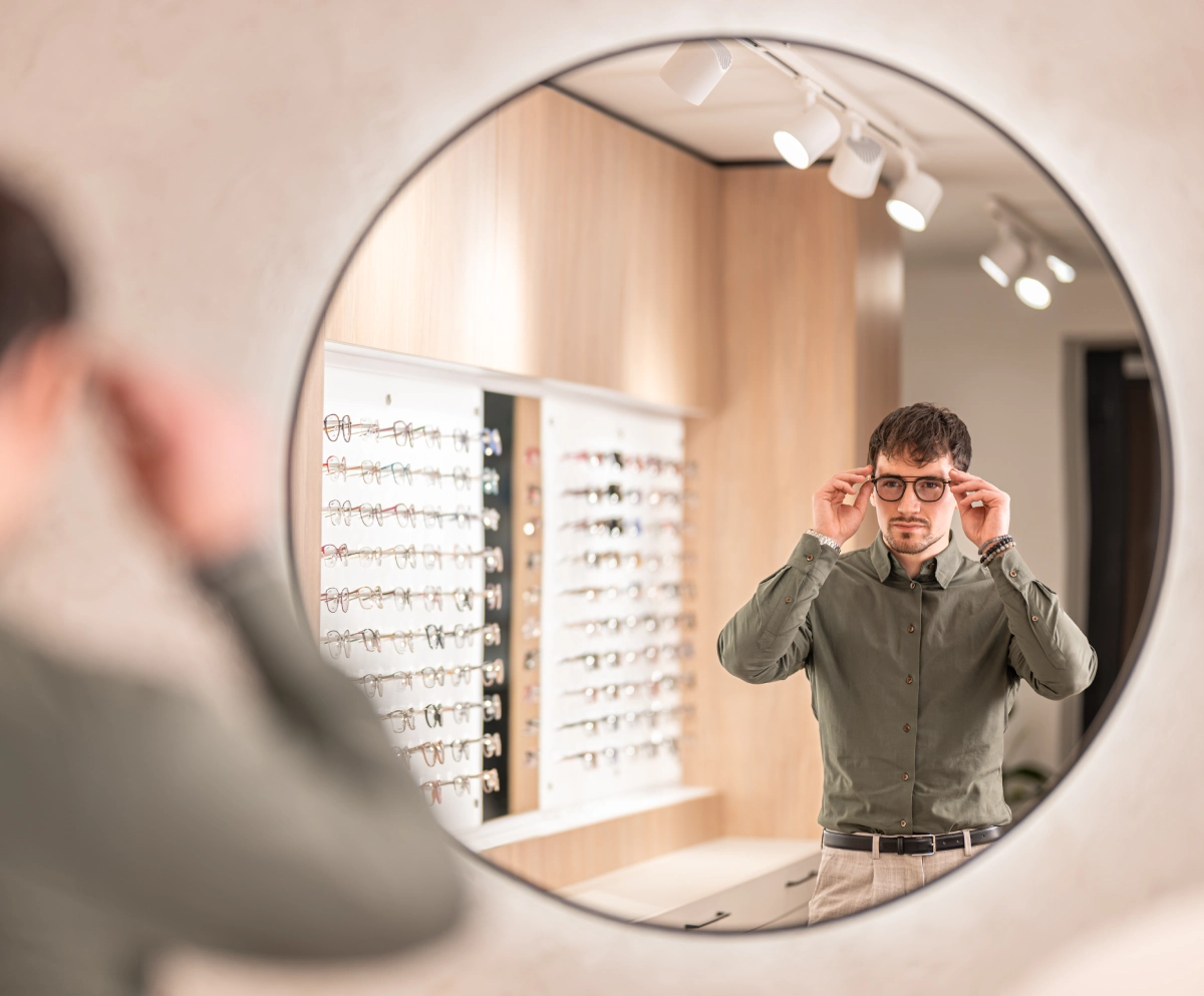 optometrista provádí vyšetření zraku